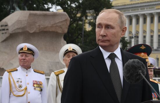 Президент РФ В. Путин принял Главный военно-морской парад