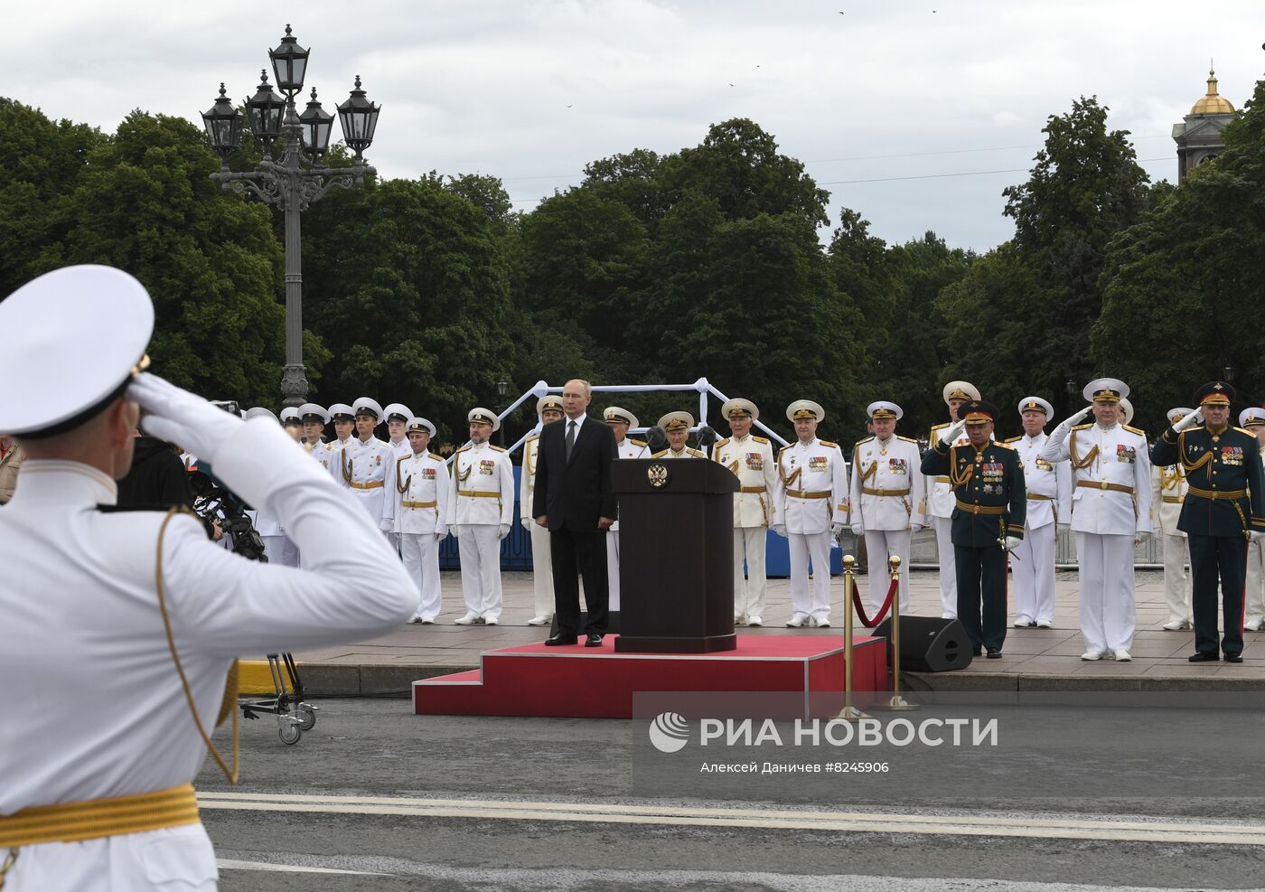 Президент РФ В. Путин принял Главный военно-морской парад