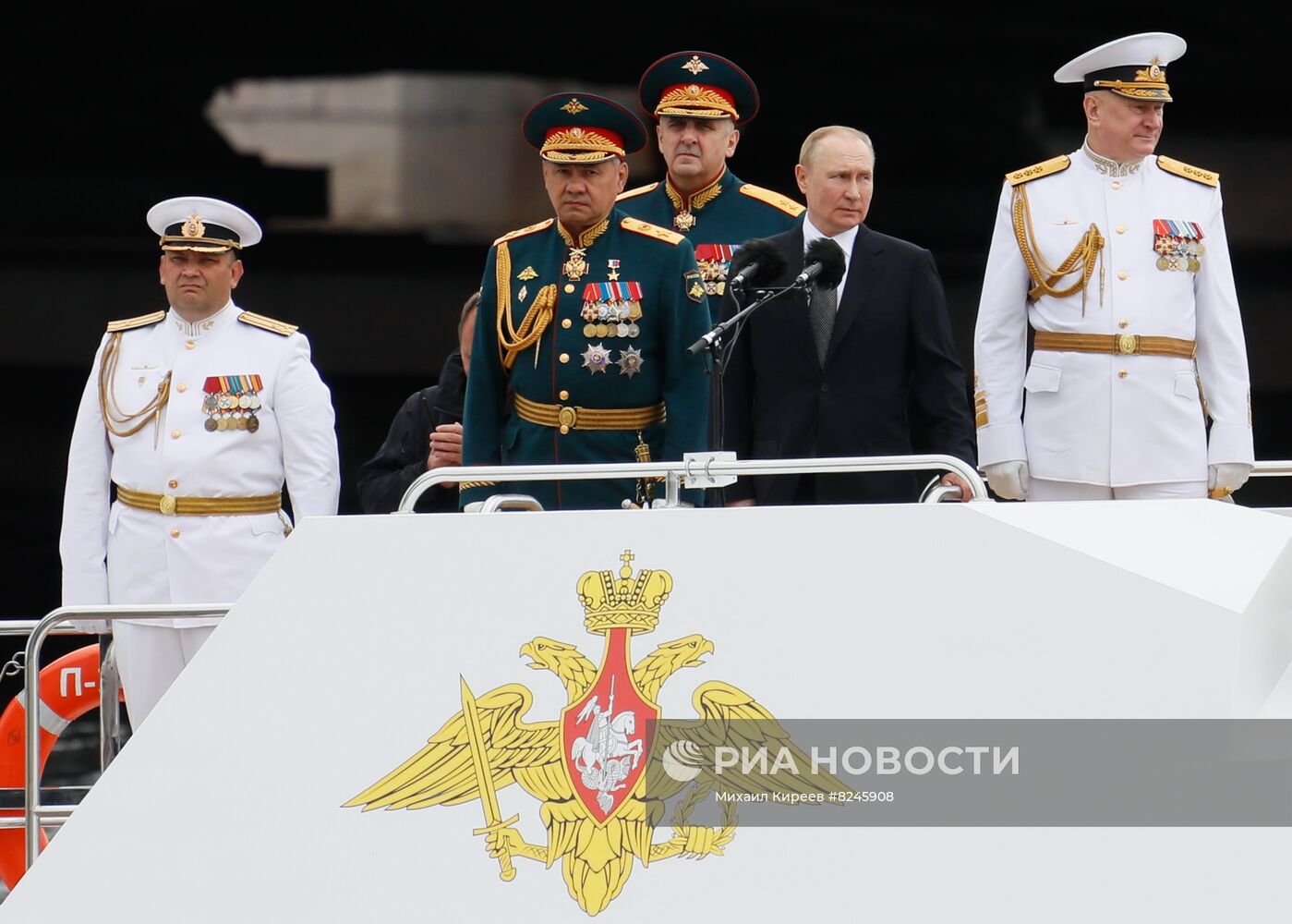 Президент РФ В. Путин принял Главный военно-морской парад