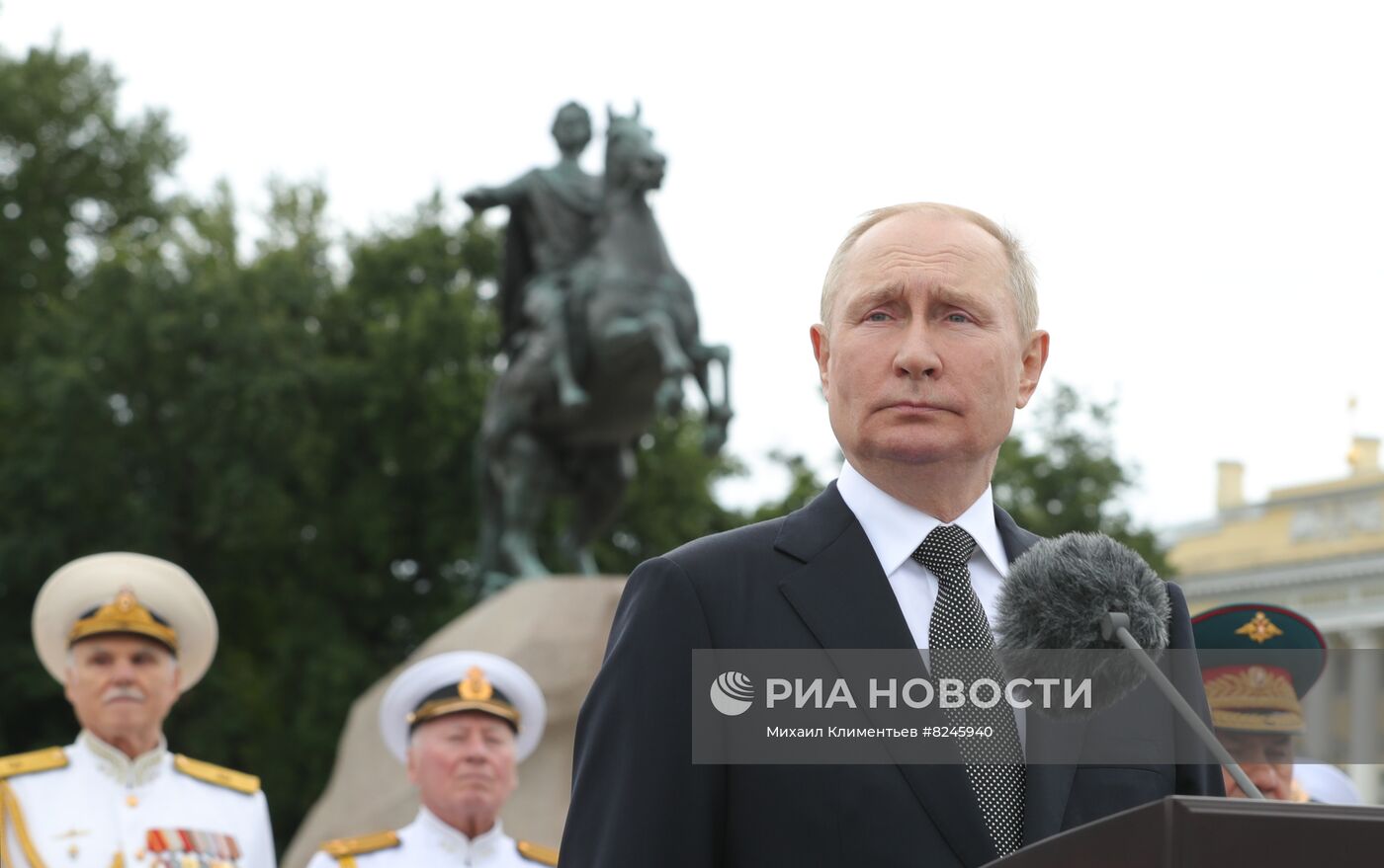 Президент РФ В. Путин принял Главный военно-морской парад