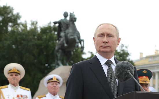 Президент РФ В. Путин принял Главный военно-морской парад