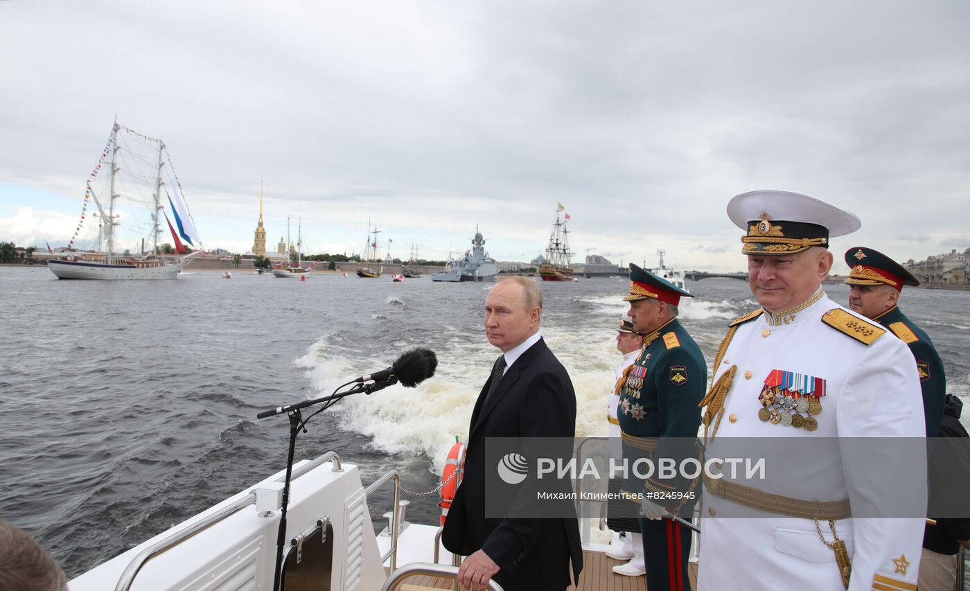 Президент РФ В. Путин принял Главный военно-морской парад