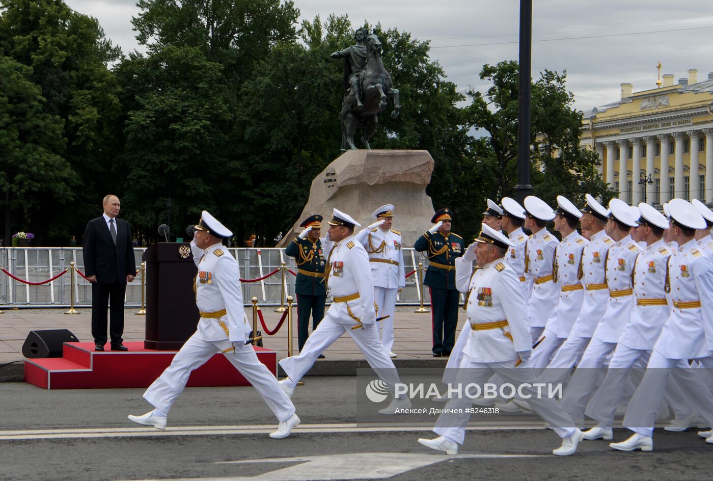 Президент РФ В. Путин принял Главный военно-морской парад