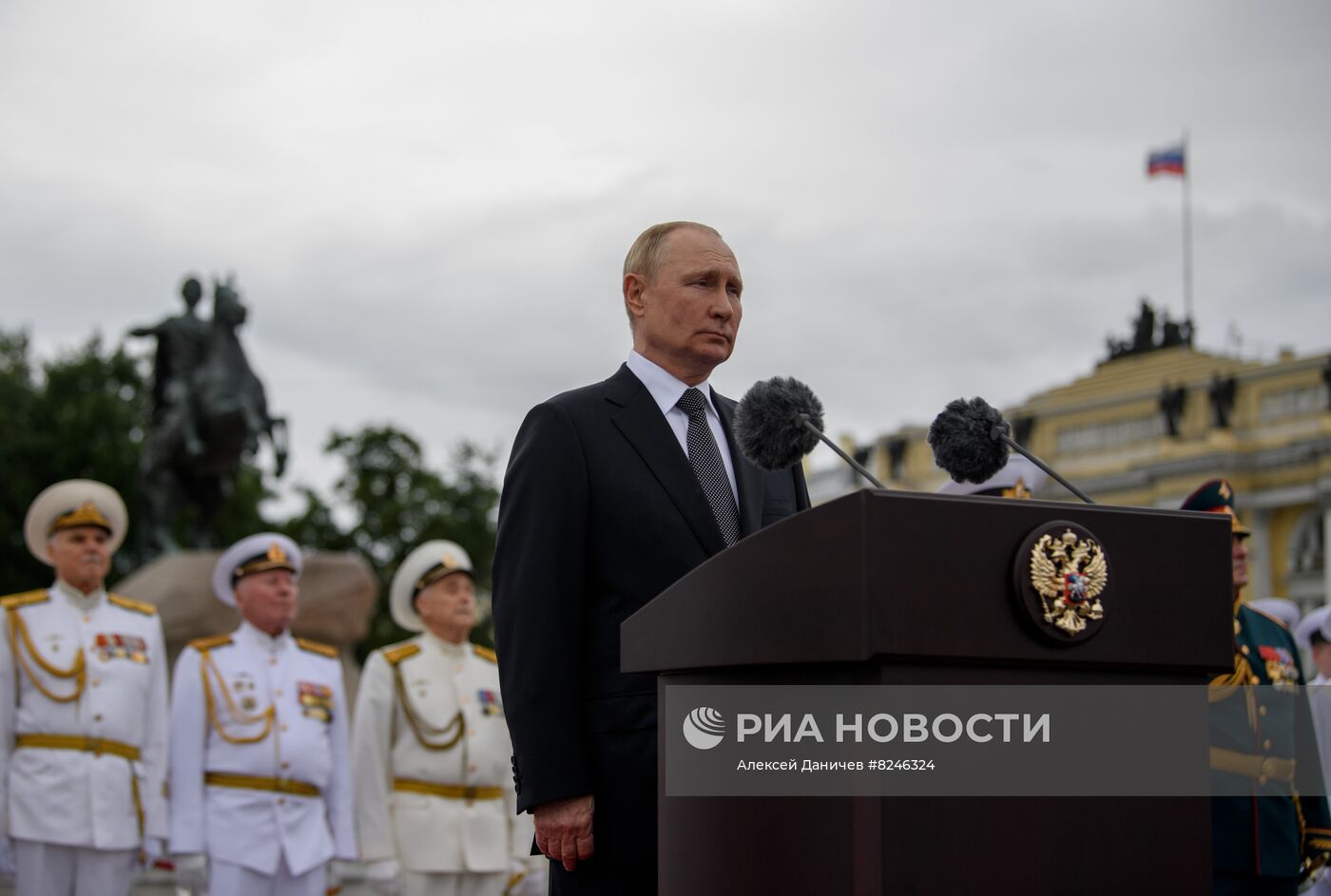 Президент РФ В. Путин принял Главный военно-морской парад