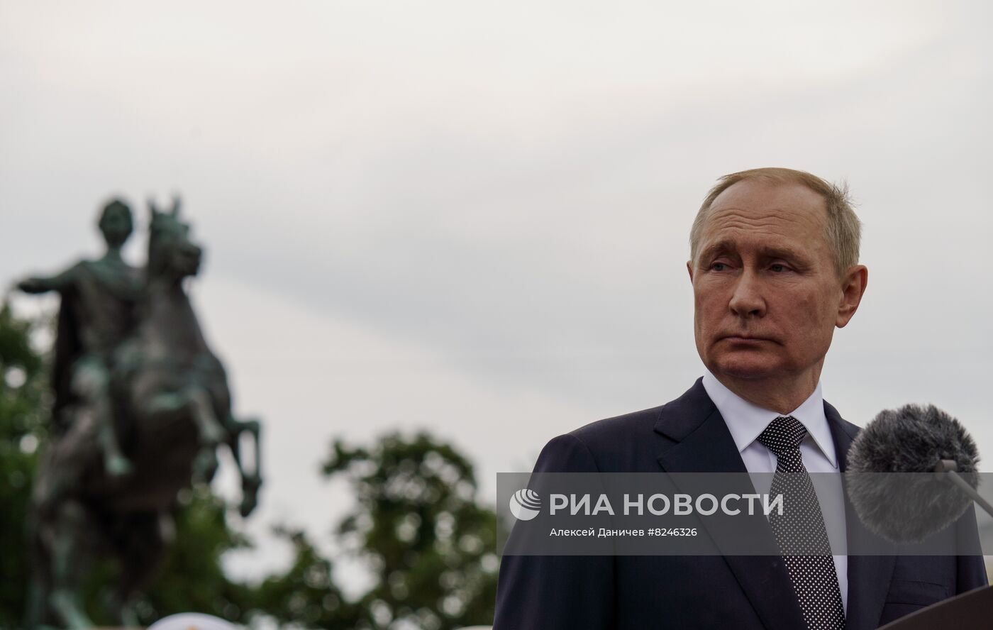 Президент РФ В. Путин принял Главный военно-морской парад