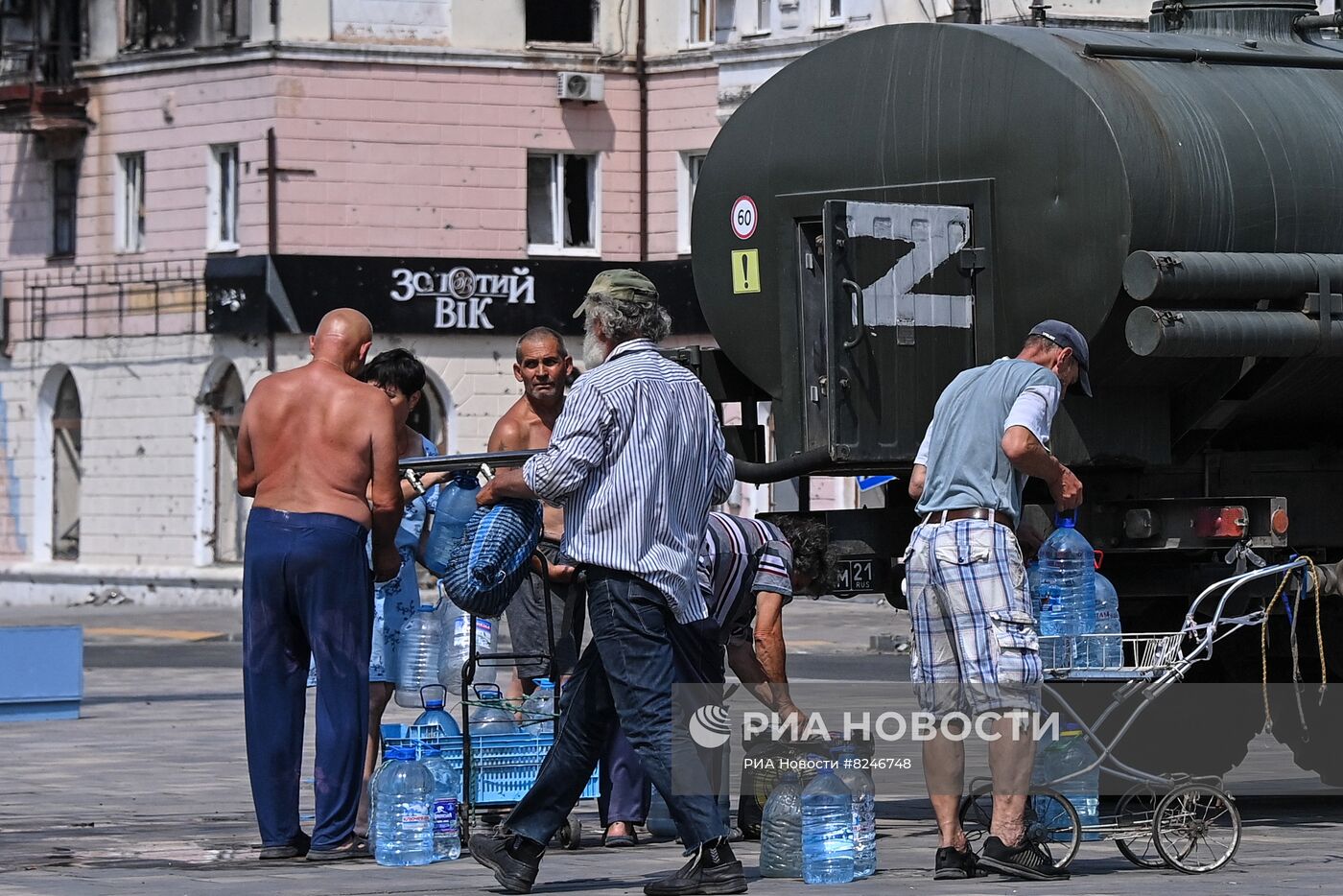 Раздача воды в Мариуполе