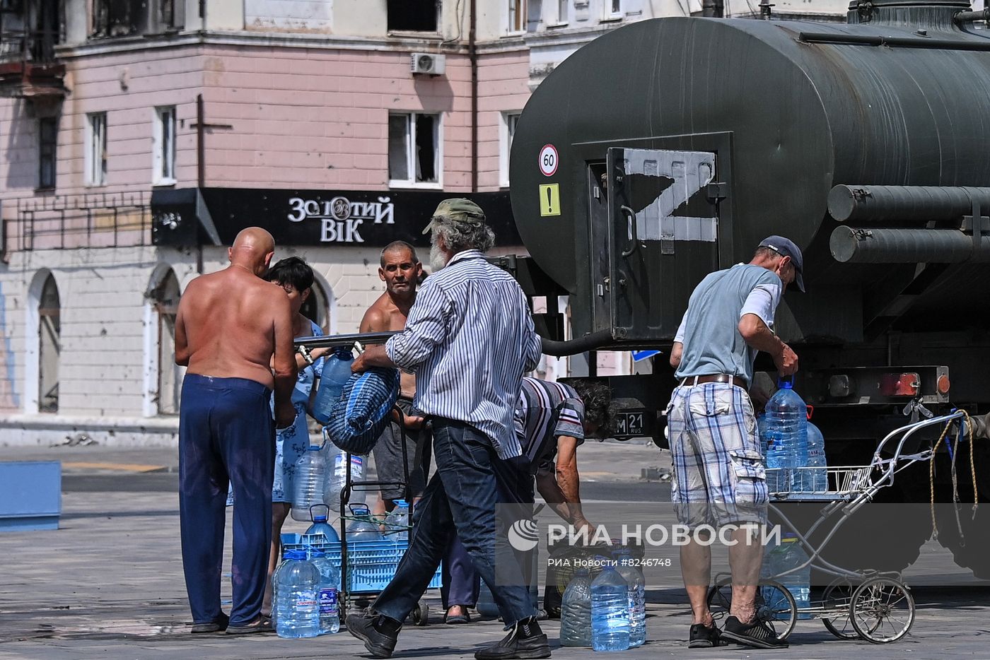 Раздача воды в Мариуполе