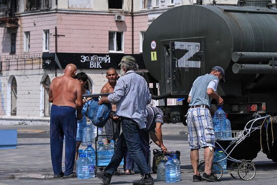 Раздача воды в Мариуполе