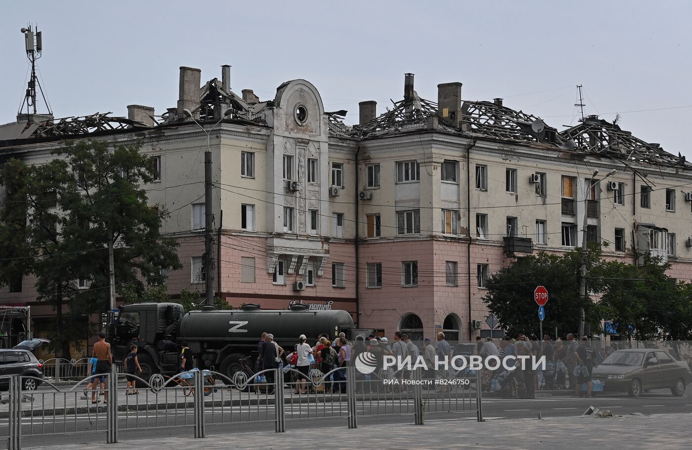 Раздача воды в Мариуполе