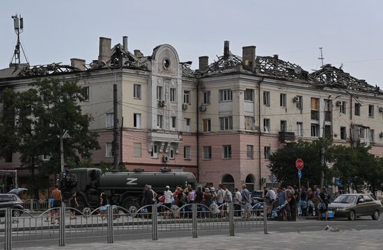 Раздача воды в Мариуполе