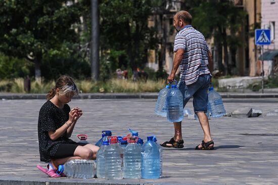 Раздача воды в Мариуполе