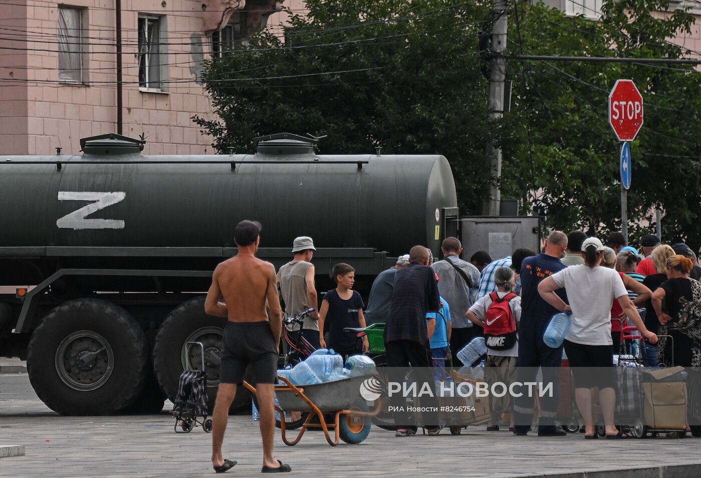 Раздача воды в Мариуполе