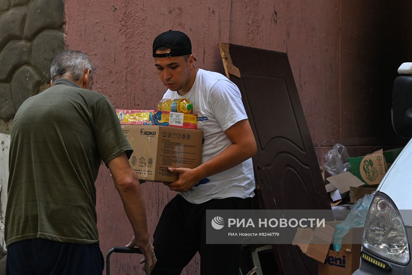Раздача гуманитарной помощи от жителей Тулы в Мариуполе