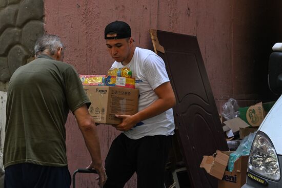 Раздача гуманитарной помощи от жителей Тулы в Мариуполе
