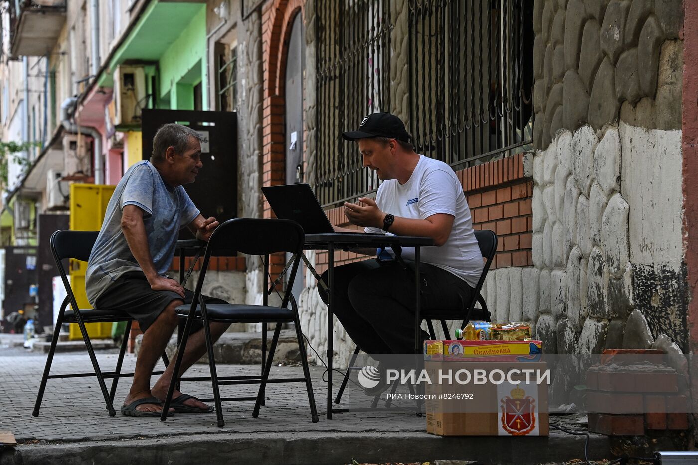 Раздача гуманитарной помощи от жителей Тулы в Мариуполе