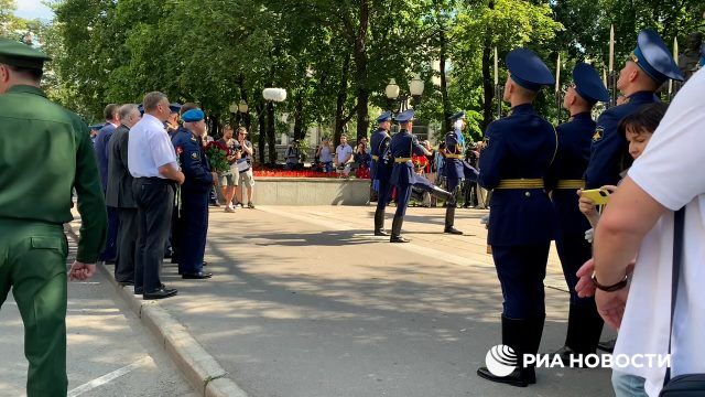 Сергей Миронов возложил цветы к памятнику павшим воинам-десантникам
