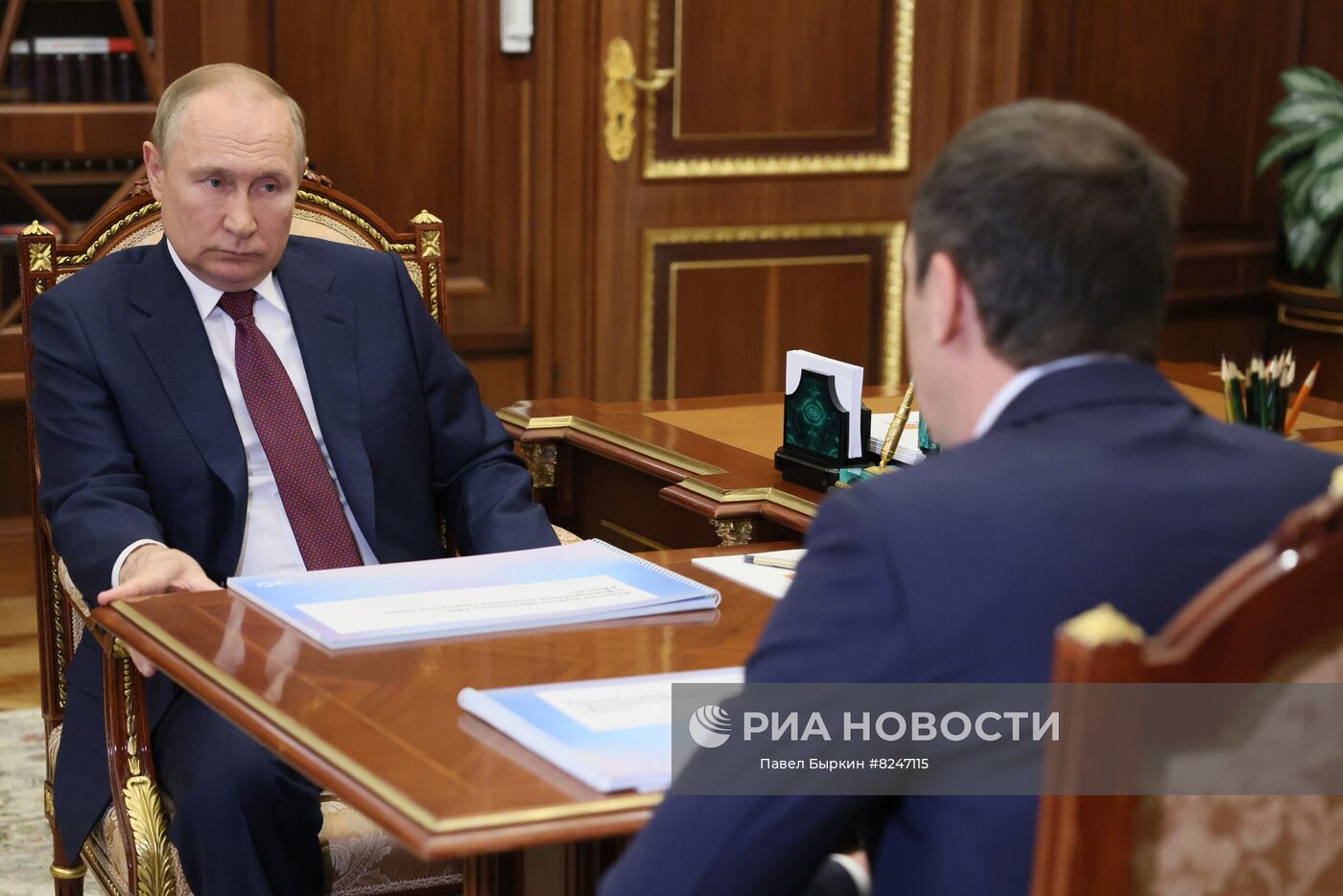 2 августа 2022. Президент РФ Владимир Путин и генеральный директор Российского экологического оператора (РЭО, госкомпании-регулятора на рынке обращения с отходами) Денис Буцаев (справа) во время встречи. Место: Россия, Москва. Автор: Павел Быркин/РИА Новости. Президент РФ В. Путин встретился с главой РЭО Д. Буцаевым