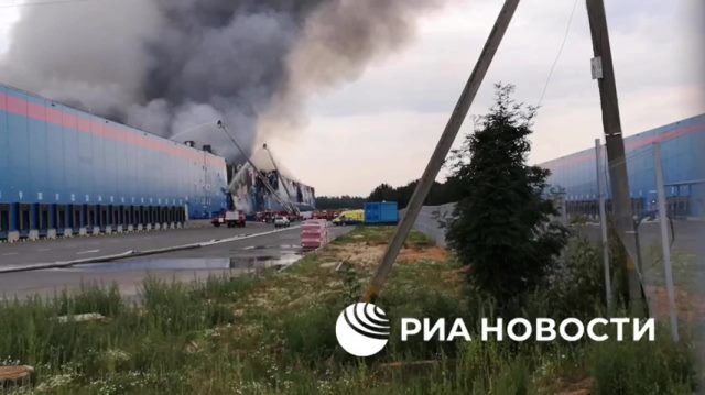 На горящем складе Ozon обрушилась часть стены