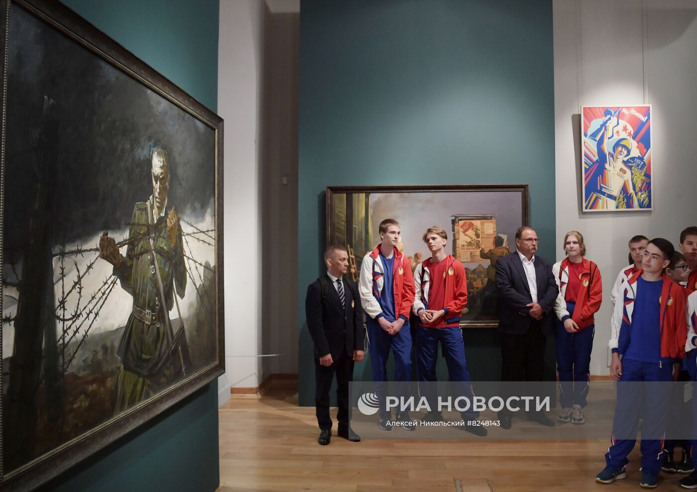 Воспитанники ЦСКА и олимпийцы посетили выставку "Парад победы" в Историческом музее в Москве 