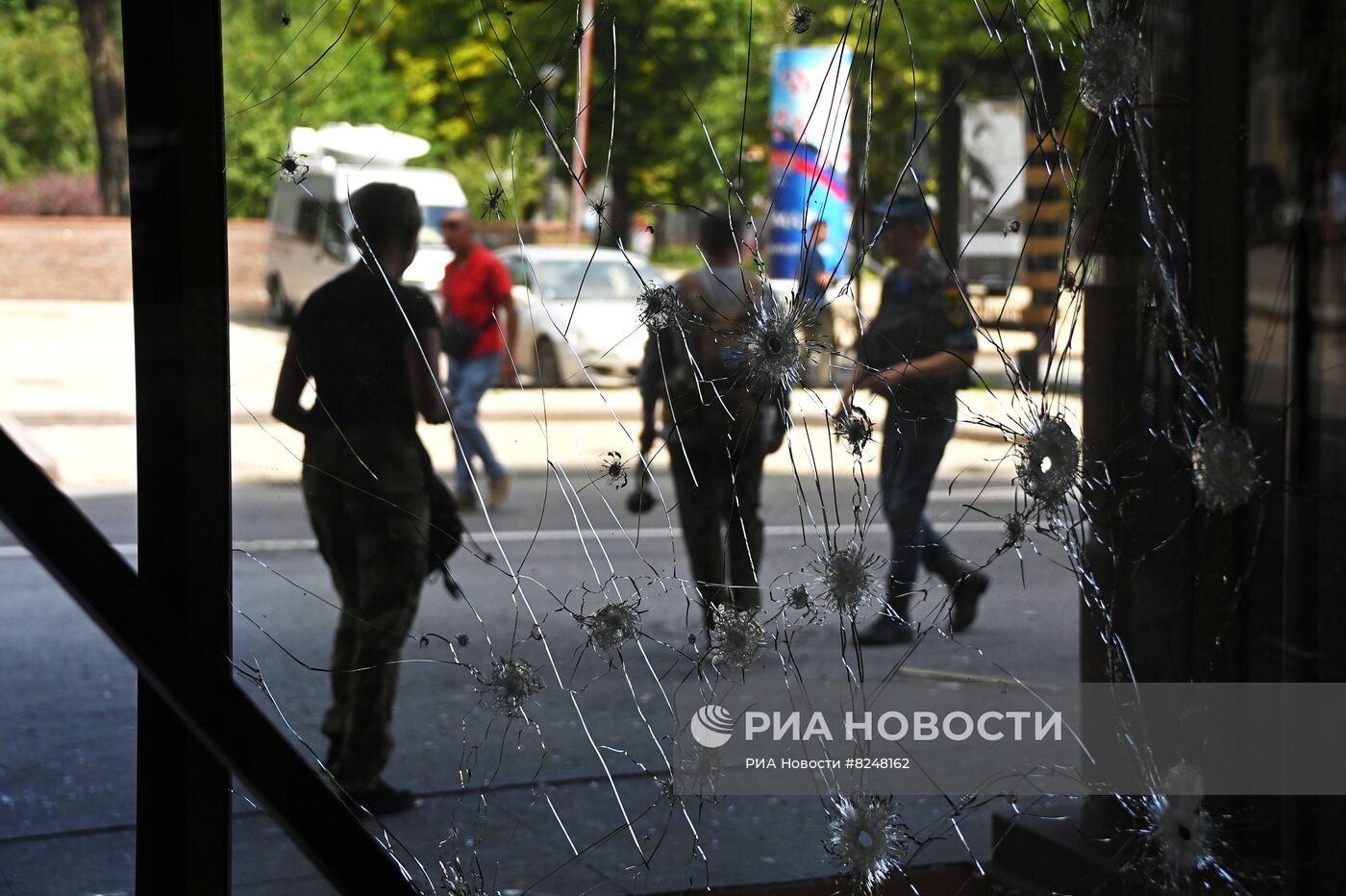 Последствия обстрела центра Донецка