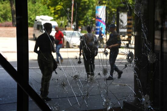 Последствия обстрела центра Донецка