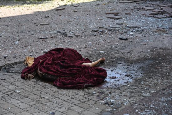 Последствия обстрела центра Донецка