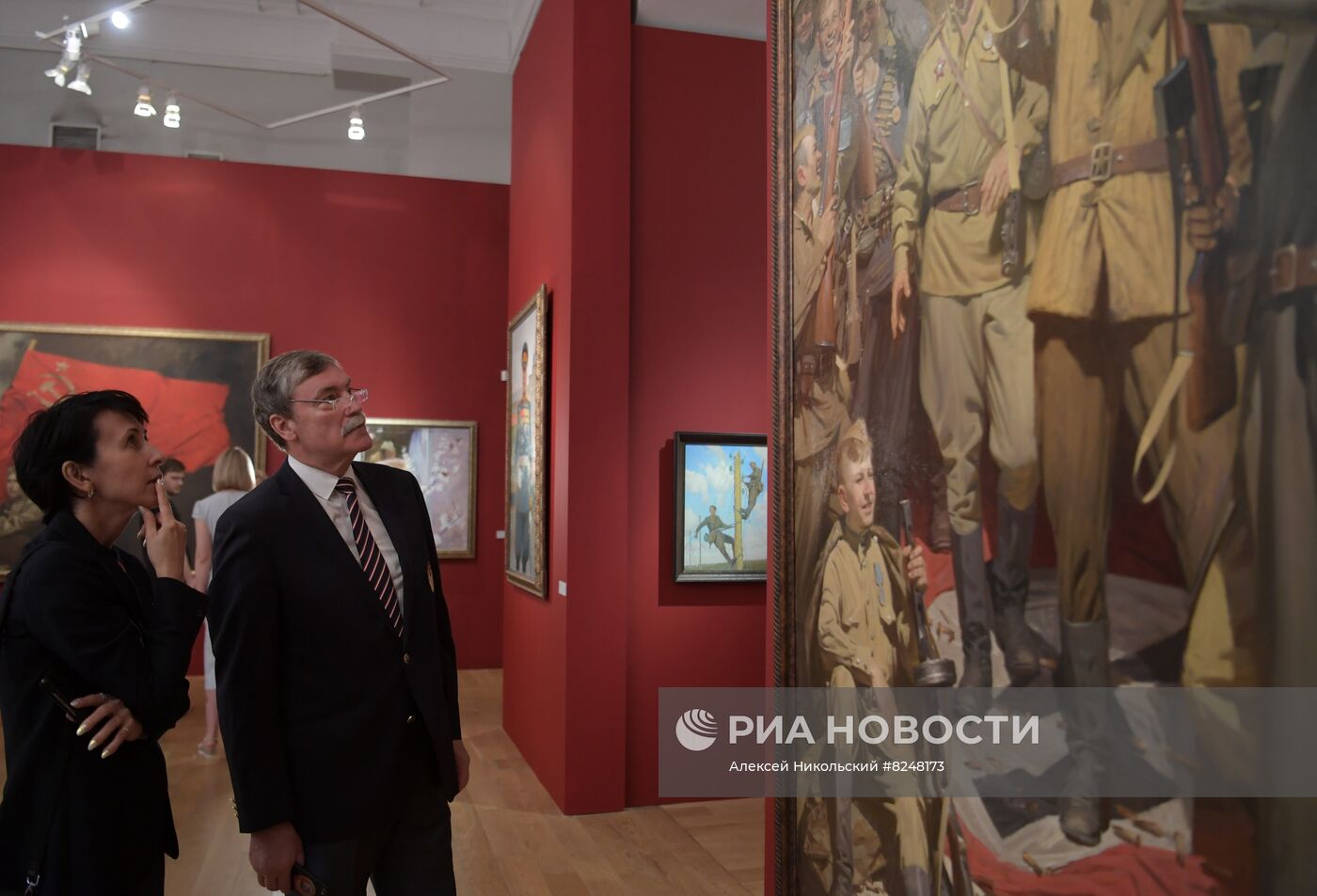 Воспитанники ЦСКА и олимпийцы посетили выставку "Парад победы" в Историческом музее в Москве 