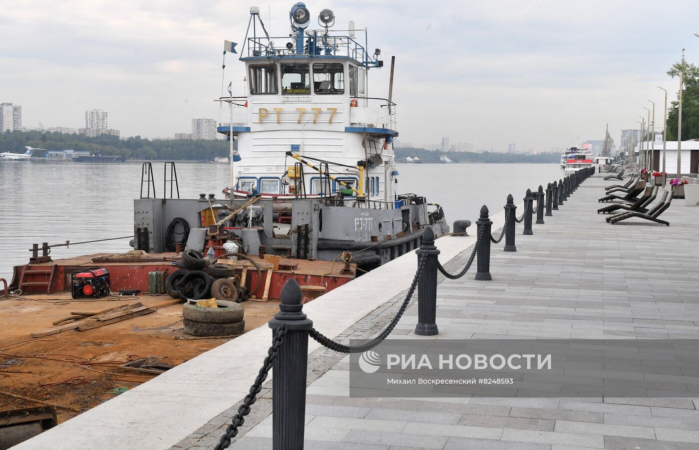 Работы по очистке дна причалов Северного речного вокзала 