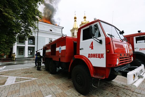 Вокзал в Донецке горит после обстрела ВСУ