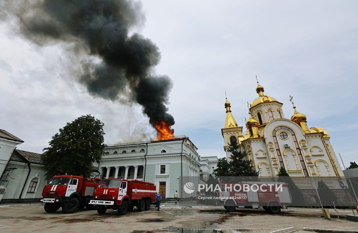 Вокзал в Донецке горит после обстрела ВСУ