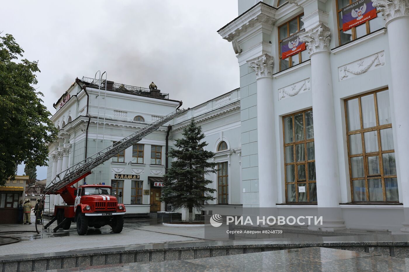 Вокзал в Донецке горит после обстрела ВСУ | РИА Новости Медиабанк