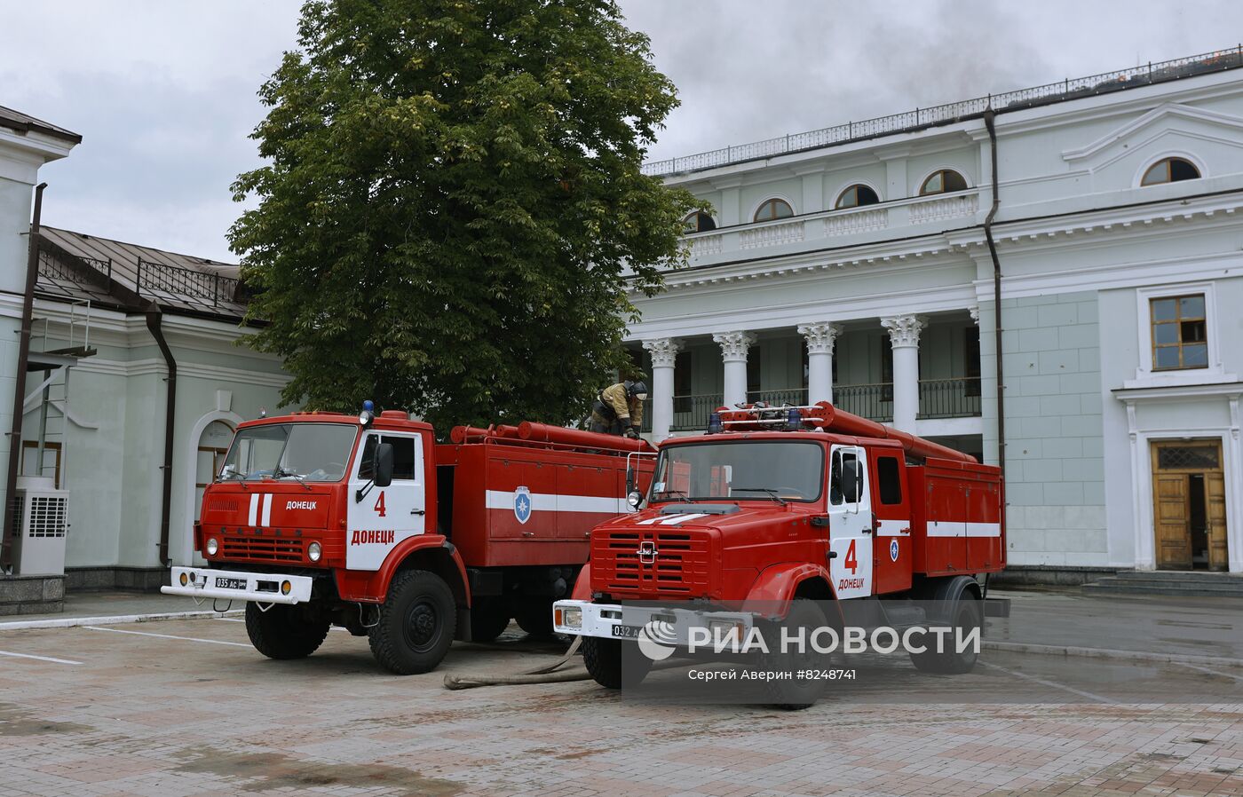 Вокзал в Донецке горит после обстрела ВСУ