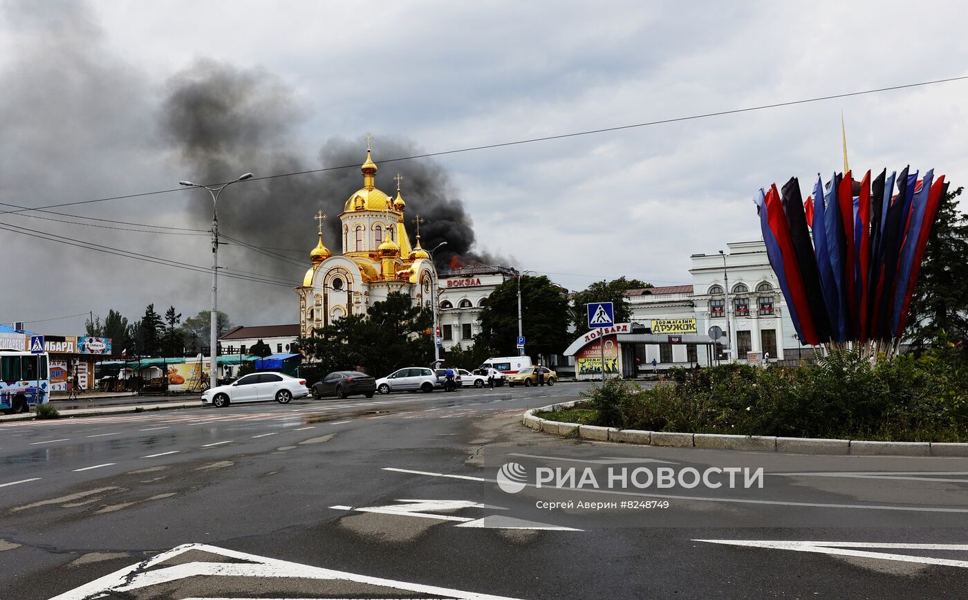 Вокзал в Донецке горит после обстрела ВСУ