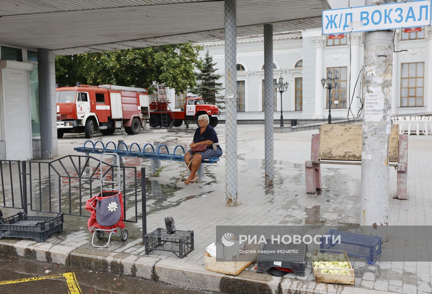 Вокзал в Донецке горит после обстрела ВСУ