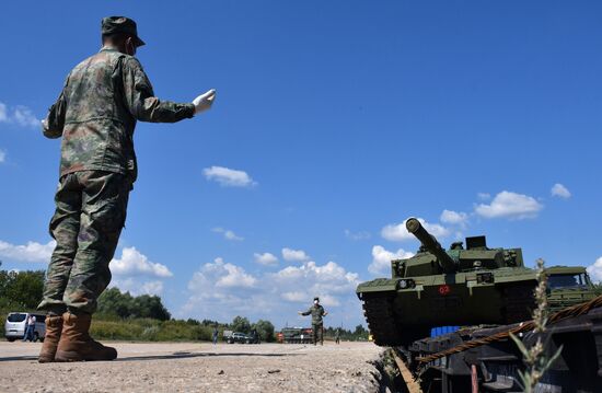 Прибытие китайской военной техники на конкурс "Танковый биатлон" в подмосковное Алабино