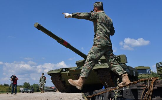 Прибытие китайской военной техники на конкурс "Танковый биатлон" в подмосковное Алабино