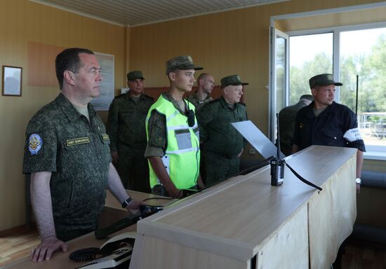 Зампред Совбеза РФ Медведев посетил Тоцкий гарнизон в Оренбургской области