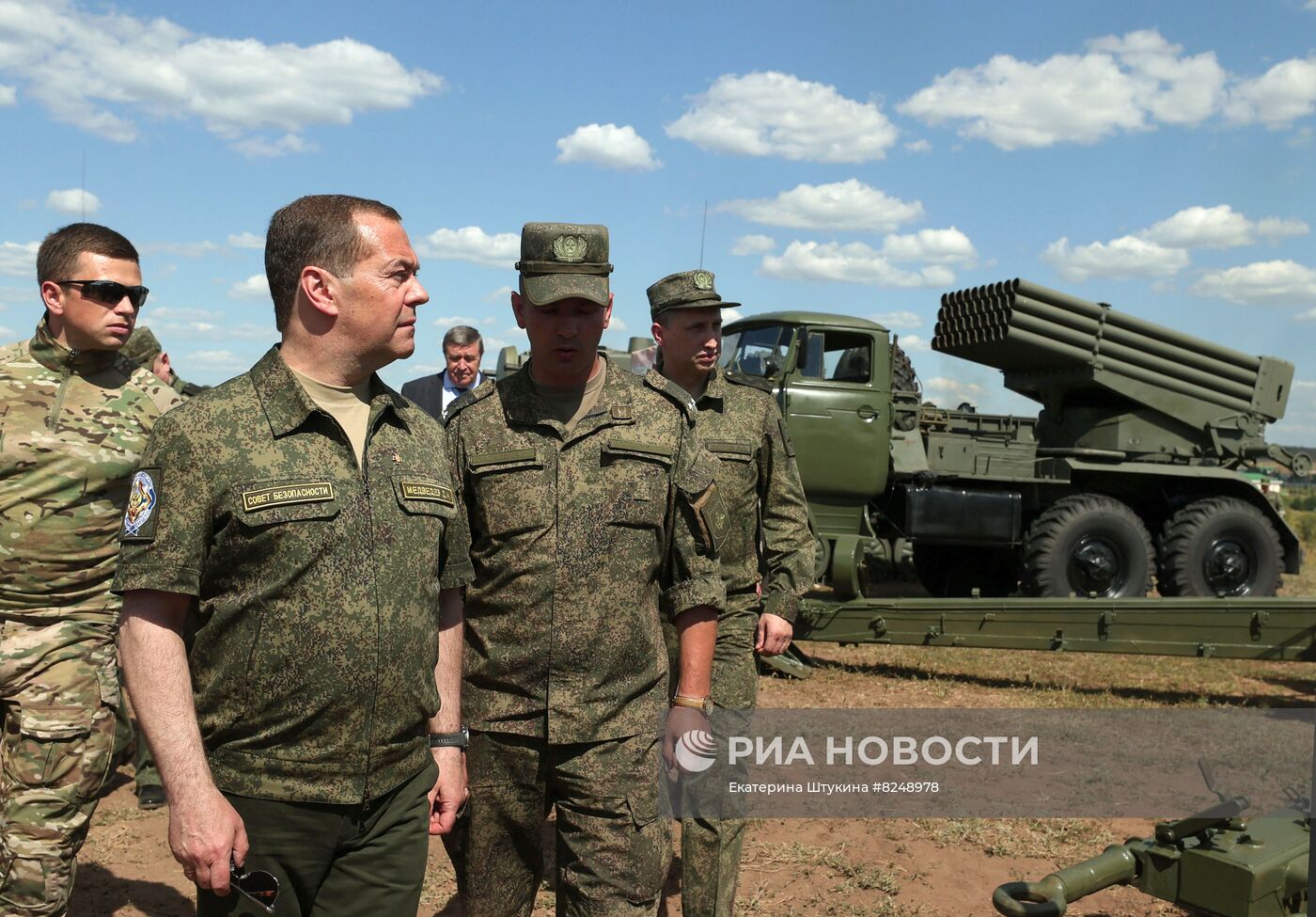Зампред Совбеза РФ Медведев посетил Тоцкий гарнизон в Оренбургской области