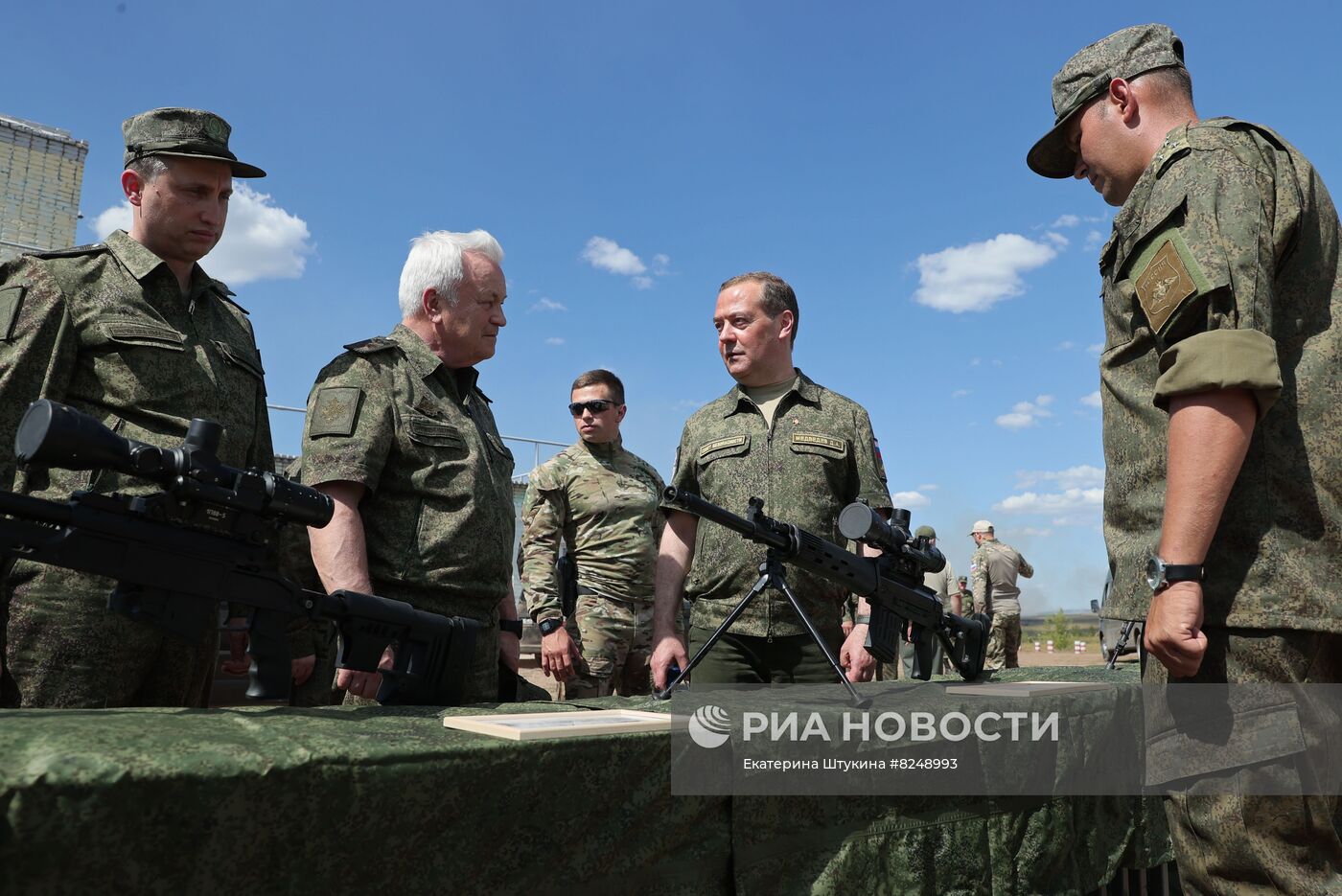 Зампред Совбеза РФ Медведев посетил Тоцкий гарнизон в Оренбургской области