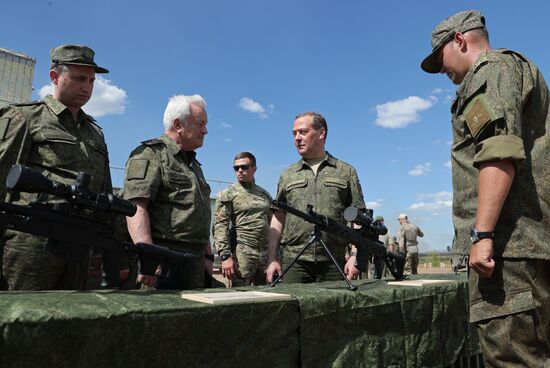 Зампред Совбеза РФ Медведев посетил Тоцкий гарнизон в Оренбургской области