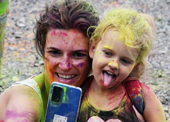 Фестиваль красок Холи во Владивостоке