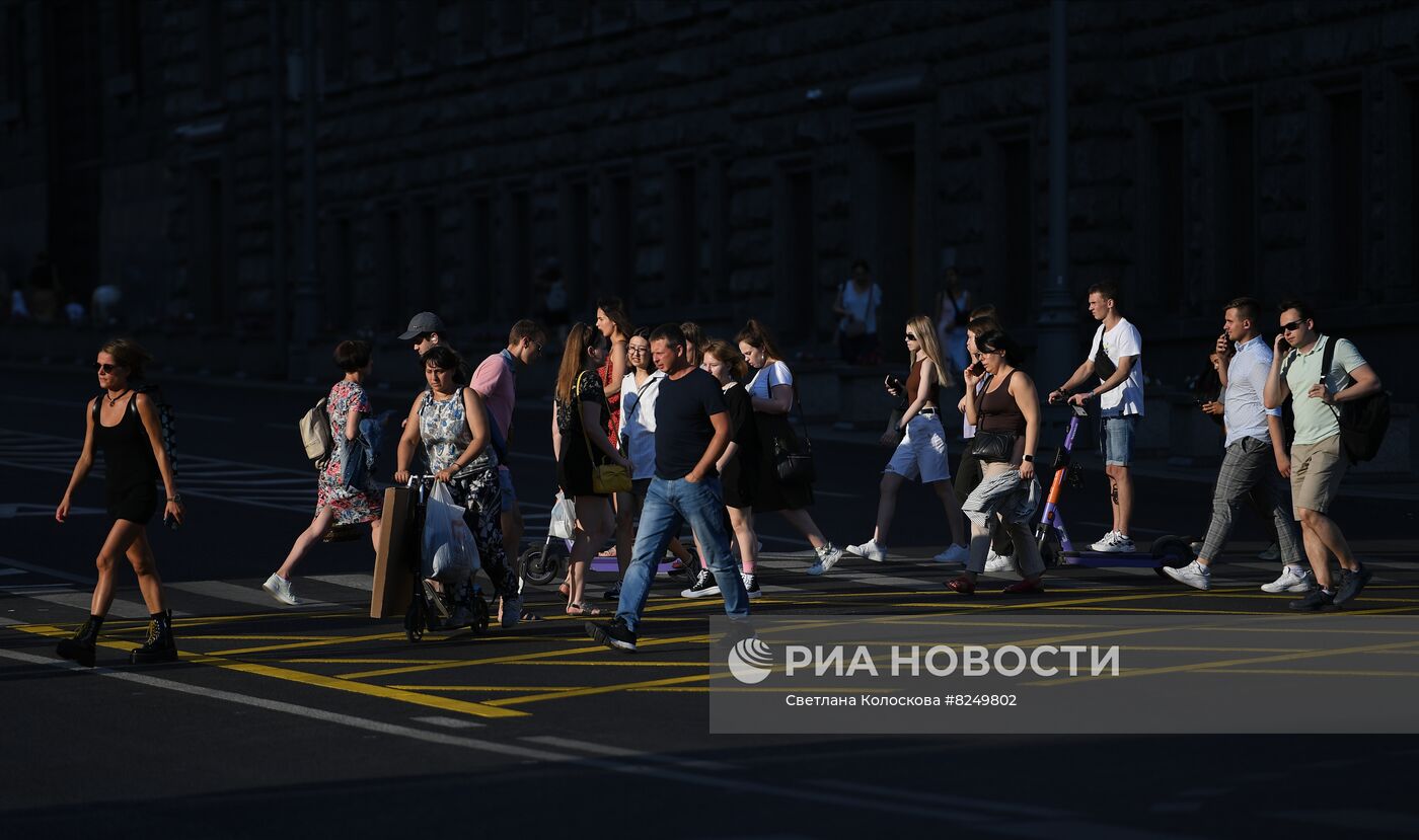 Люди идут по пешеходному переходу