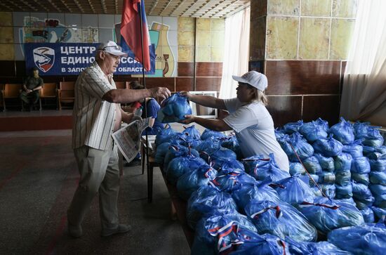 Раздача гуманитарной помощи жителям Запорожской области