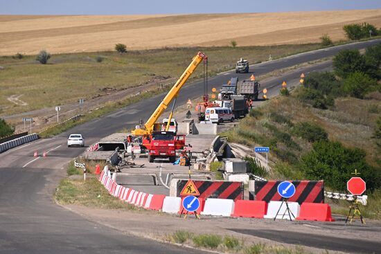 Восстановление поврежденного моста в Донецкой области