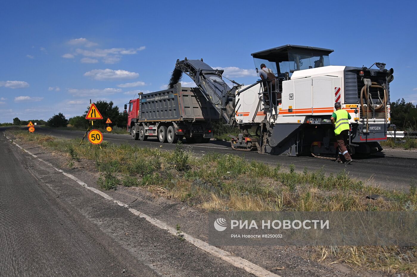 Восстановление поврежденного моста в Донецкой области