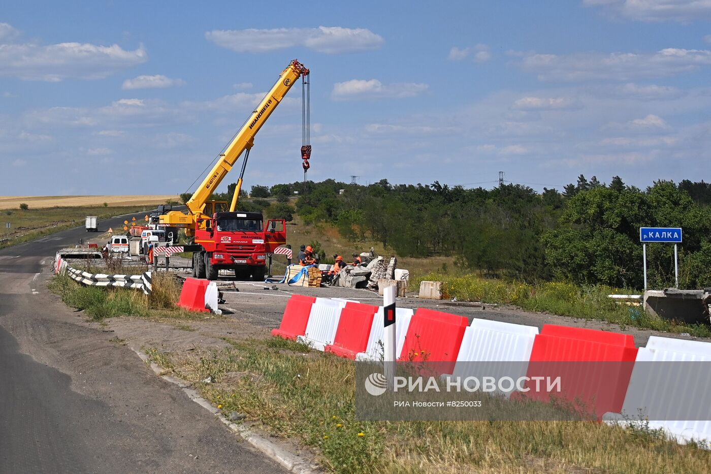 Восстановление поврежденного моста в Донецкой области