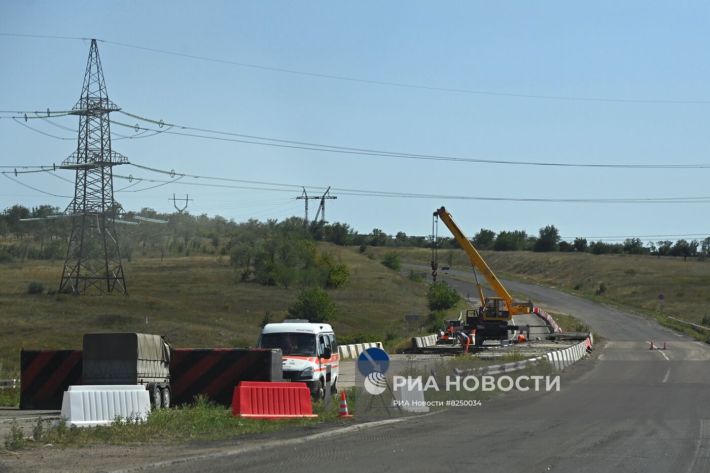 Восстановление поврежденного моста в Донецкой области