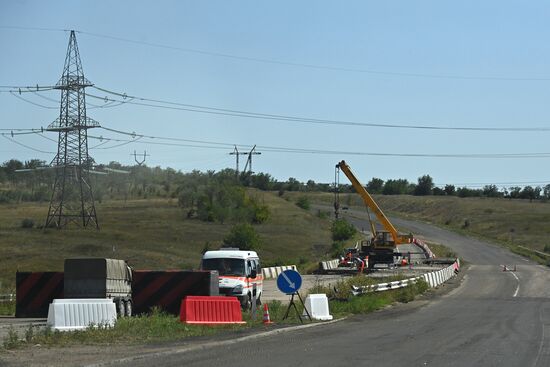 Восстановление поврежденного моста в Донецкой области