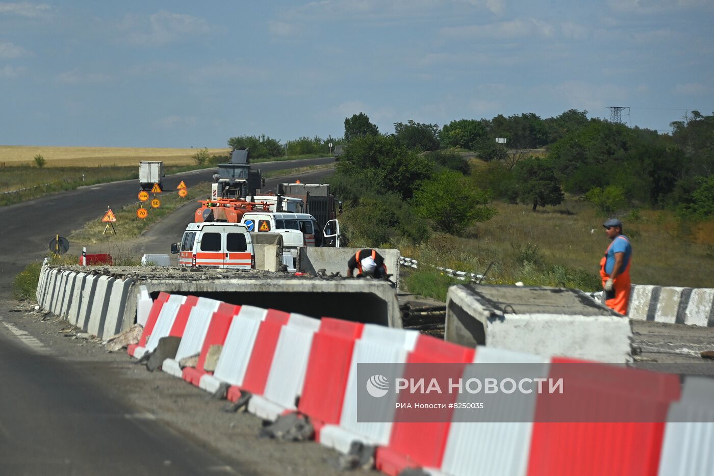 Восстановление поврежденного моста в Донецкой области