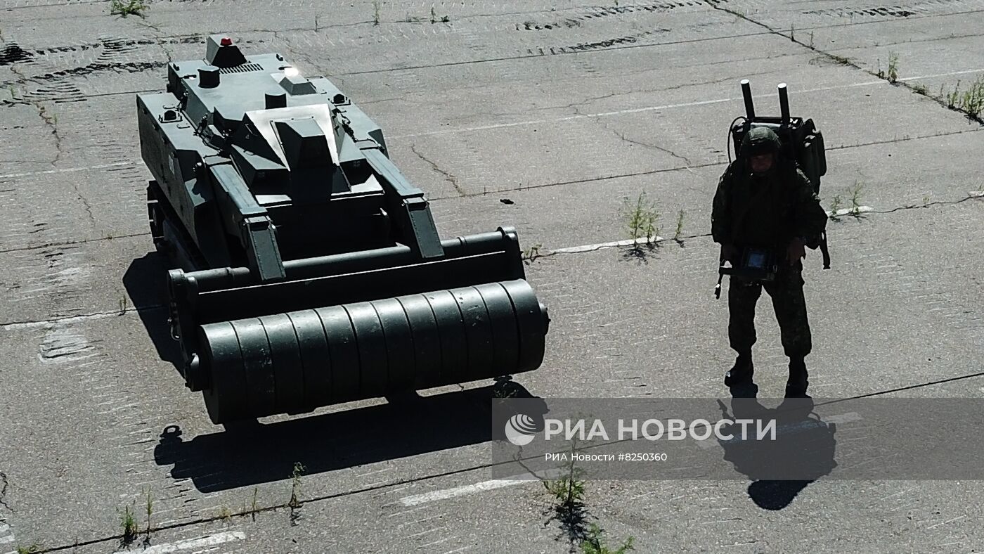 Обучение саперов в аэропорту Мариуполя